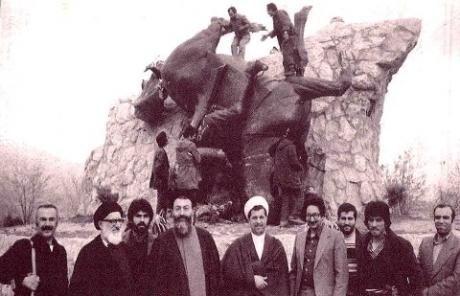  عکسی از بنیانگذاران جمهوری اسلامی جلوی مجسمه سرنگون شده شاه  