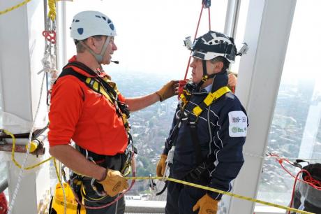 فرشاد مهجور نیکوکارایرانی با موفقیتی رکورد شکن  از برج «شارد» لندن پائین آمد