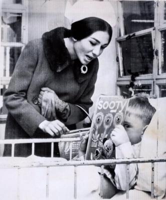 pictory: Farah visits Shy Boy at London's Ormond Street Hospital (1965) 