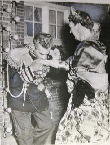 ROYAL CURTSY: Shah of Iran kisses Queen Juliana's Hand - La Hague-Netherlands (1959)